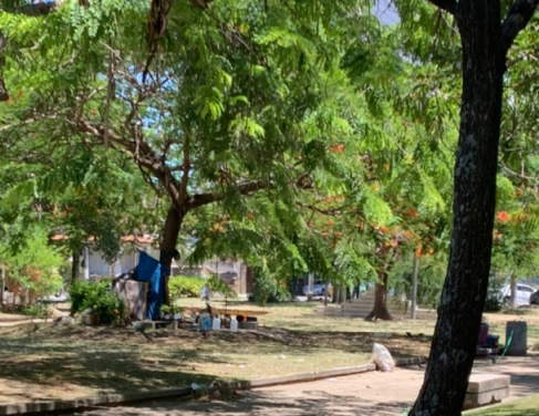 Popula&ccedil;&atilde;o em situa&ccedil;&atilde;o de rua nos jardins da Par&oacute;quia S&atilde;o Bendito, em Campos. 