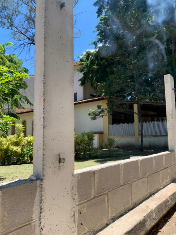 Cercamento iniciado no entorno da Igreja S�o Benedito, em Campos. 