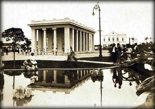 Academia Campista de Letras e Igreja S�o Benedito, em perspectiva. 