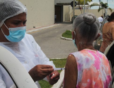 Vacinao de idosos com mais de 90 anos (Fotos: Genilson Pessanha)