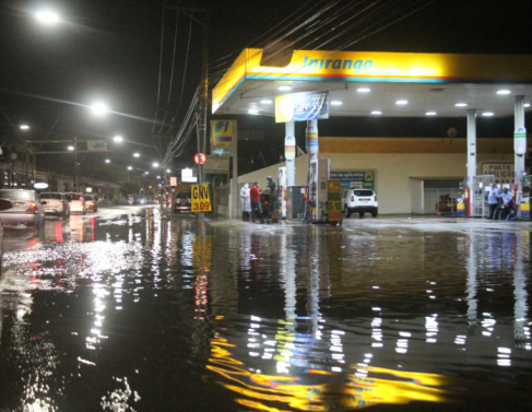 Chuva forte alaga ruas em Campos