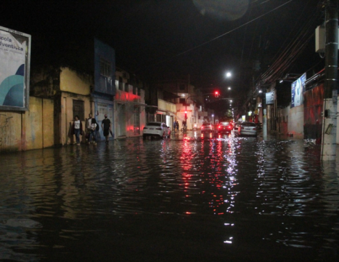 Chuva forte alaga ruas em Campos