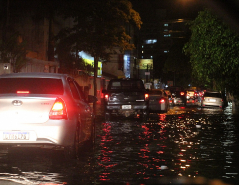 Chuva forte alaga ruas em Campos