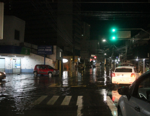 Chuva forte alaga ruas em Campos