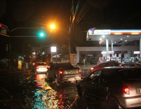 Chuva forte alaga ruas em Campos