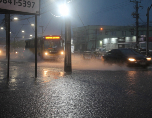 Chuva forte alaga ruas em Campos