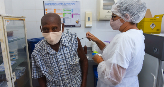 Aos 110 anos, Davino Cordeiro Leodoro recebeu a primeira dose da vacina