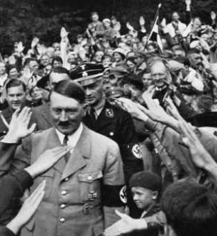 O nazismo recebeu forte apoio popular na Alemanha. Com um discursos nacionalista e exaltando as injustias que o pas sofreu, Hitler recebeu carta branca para cometer atrocidades. 