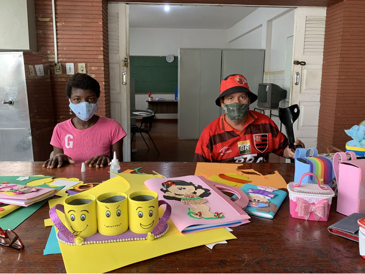 Entre os itens confeccionados, h canecas personalizadas, bolsas e vrios outros