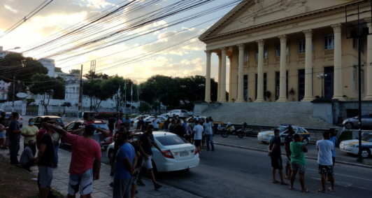 Protesto em frente � C�mara (Foto: Rodrigo Silveira)