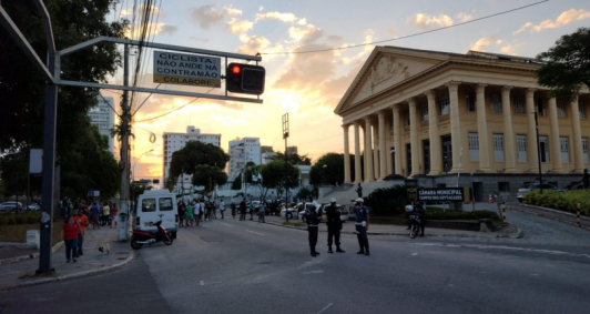 Protesto em frente � C�mara (Foto: Rodrigo Silveira)