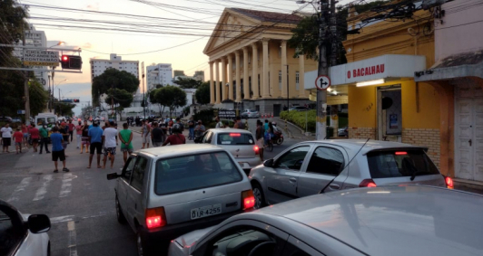 Protesto em frente � C�mara (Foto: Rodrigo Silveira)