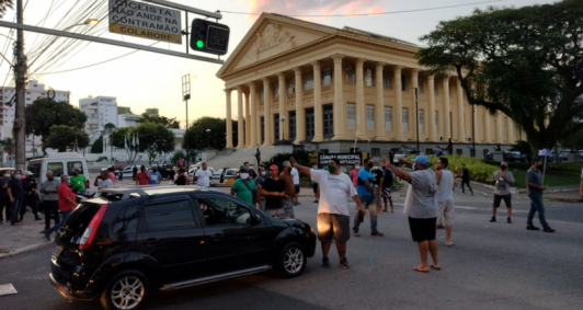 Protesto em frente � C�mara (Foto: Rodrigo Silveira)
