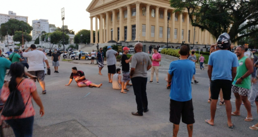 Protesto em frente � C�mara (Foto: Rodrigo Silveira)