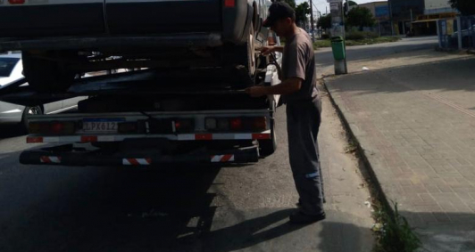 Van irregular é rebocada pelo IMTT