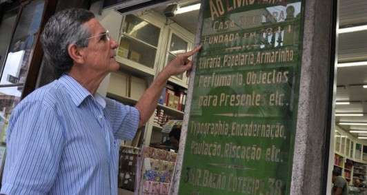 O atual proprietrio, Ronaldo Sobral, mostrando a data de fundao da livraria Ao Livro Verde, fazendo 177 anos. 