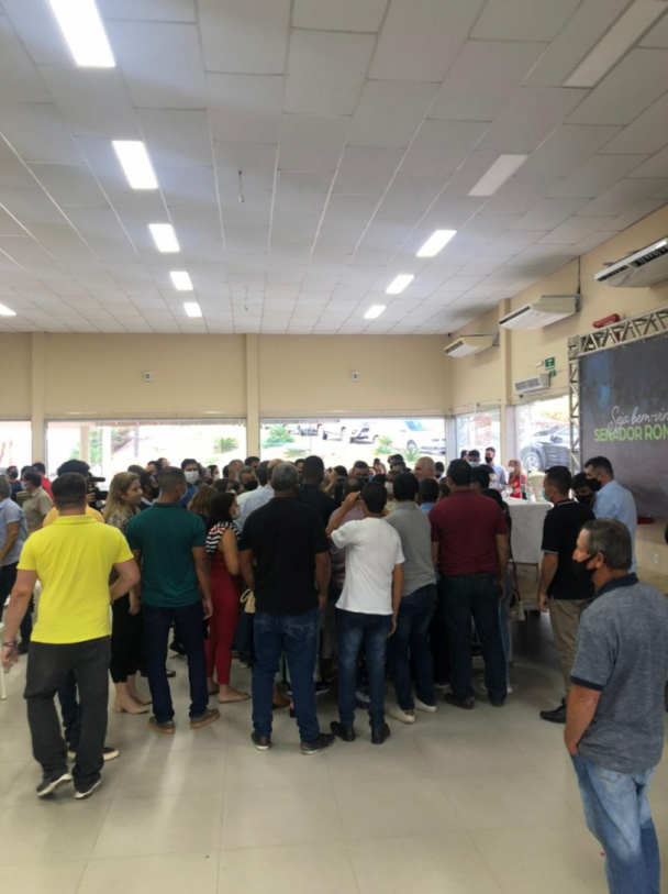 Público em volta de Romário para fotos