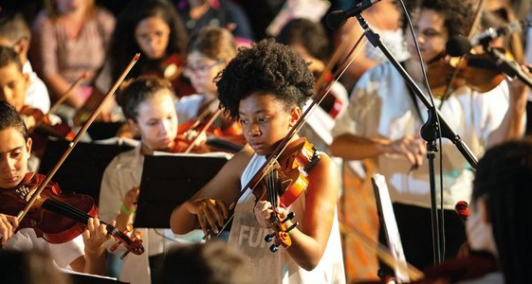 Orquestra infanto-juvenil de Betim, na região metropolitana, um projeto desenvolvido pela Sociedade Artística Brasileira (Sabra). 