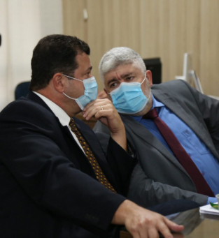 Marquinho ao lado de &Aacute;lvaro Oliveira