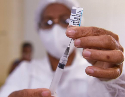 Vacina da  Pfizer está sendo aplicada em adolescentes