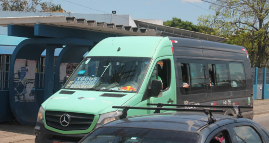 Vans invadem linhas (Foto: Gensilon Pessanha)