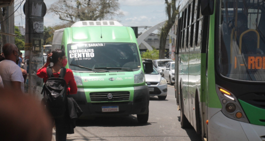 Vans invadem linhas (Foto: Gensilon Pessanha)