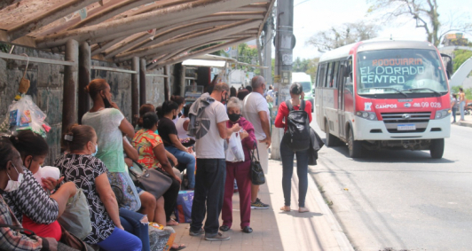 Vans invadem linhas (Foto: Gensilon Pessanha)