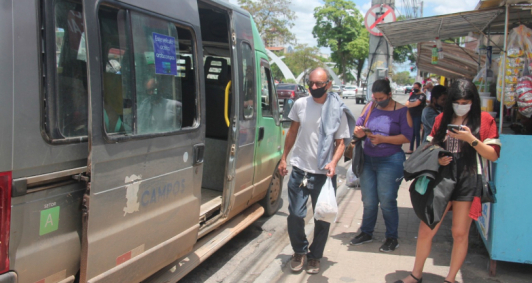 Vans invadem linhas (Foto: Gensilon Pessanha)