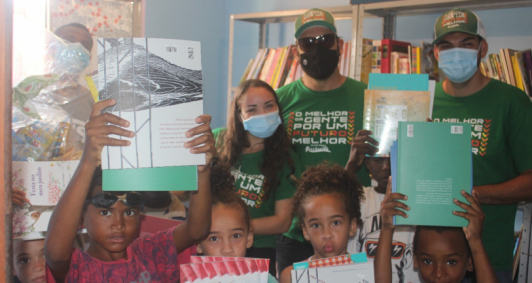 Riachuelo+Social faz doao de livros para a biblioteca da ONG Amor e Arte