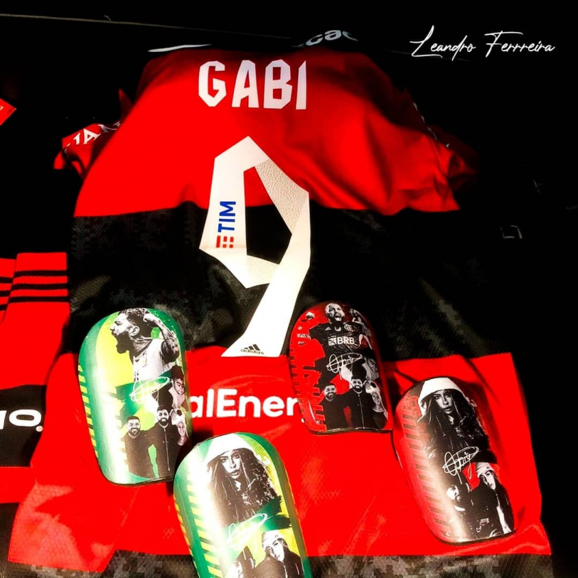 Caneleiras junto ao uniforme de Gabigol no Flamengo