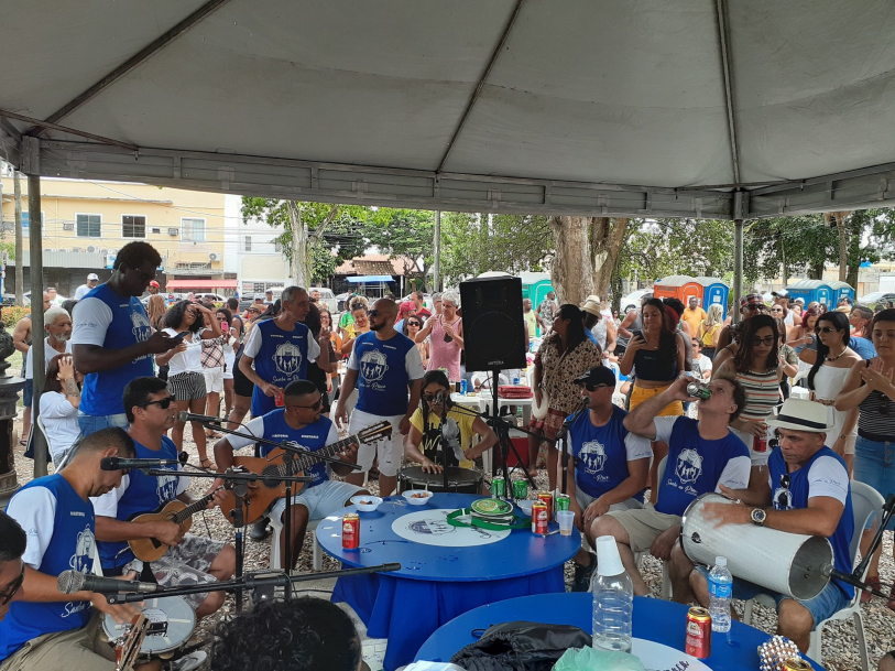 Roda de samba reúne músicos profissionais e amadores