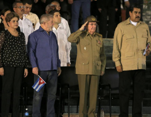 Os ex-presidentes Dilma Rousseff e Lula, Ral Castro e Nicols Maduro em evento para homenagear Fidel Castro, em Santiago de Cuba
Carlos Barria - 3.dez.16/Reuters