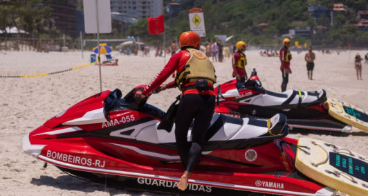 Bombeiros no litoral fluminense