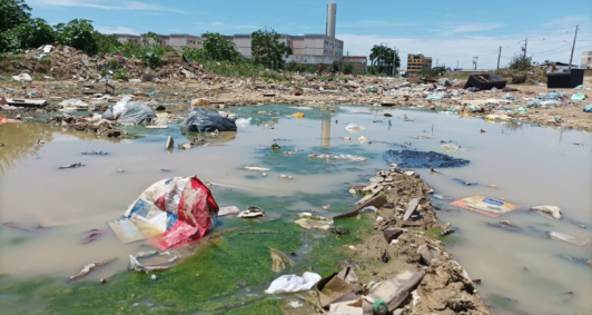Entulho e lixo no Jquei (Foto: Genilson Pessanha)