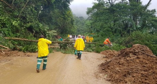 Equipes do Estado atuam na desobstrução de vias