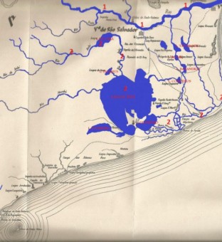 Sistemas hídricos da Baixada dos Goytacazes em 1500: 1- rio Paraíba do Sul; 2- Sistema Iguaçu (rio Imbé-lagoa de Cima-rio Ururaí-lagoa Feia-rio Iguaçu. Mapa: Manoel Vieira Leão (1767)