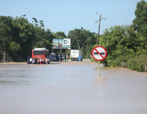 Água do Paraíba invade BR 356 (Foto: Rodrigo Silveira)