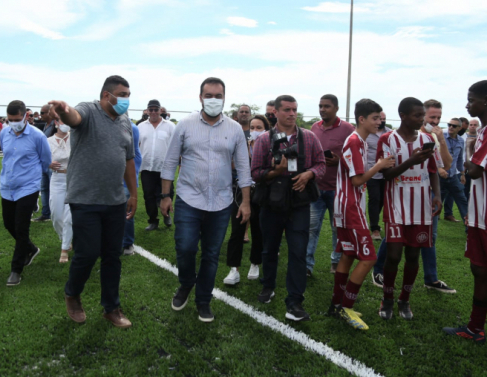 Governador inaugura campo de futebol no Farol (Foto: Rodrigo Silveira)