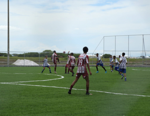 Governador inaugura campo de futebol no Farol (Foto: Rodrigo Silveira)