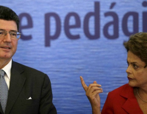 Ex-presidente Dilma Rousseff e Joaquim Levy, ministro da Fazenda. Levy é um economista ortodoxo, com doutorado pela Universidade de Chicago, considerado centro do pensamento liberal. 