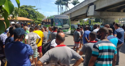Protesto de motoristas de vans (Foto: Rodrigo Silveira)