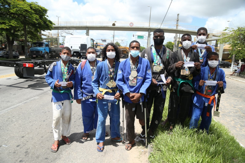 Atletas realizaram rifa em sinal na BR 101