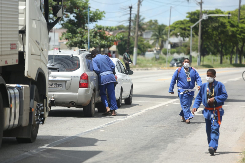 Atletas realizaram rifa em sinal na BR 101