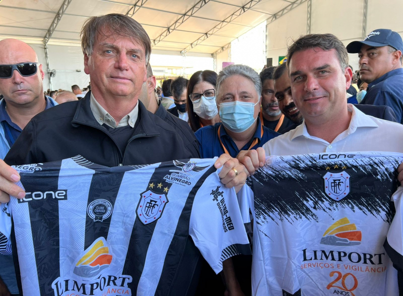 Jair e Flvio Bolsonaro recebem camisas do Americano