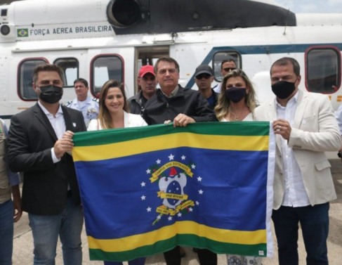 Presidente da República é recebido em Campos - Wladimir, Tassiana e Frederico usam máscaras. Clarissa e Bolsonaro, não. 
