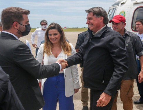 Acompanhado de Clarissa, o presidente Bolsonaro foi recebido no aeroporto Bartolomeu Lisandro na última segunda, pelo prefeito Wladimir (Foto: Supcom)
