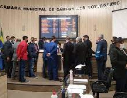 Vereadores de Campos em discussão sobre a eleição para a Mesa Diretora da Casa