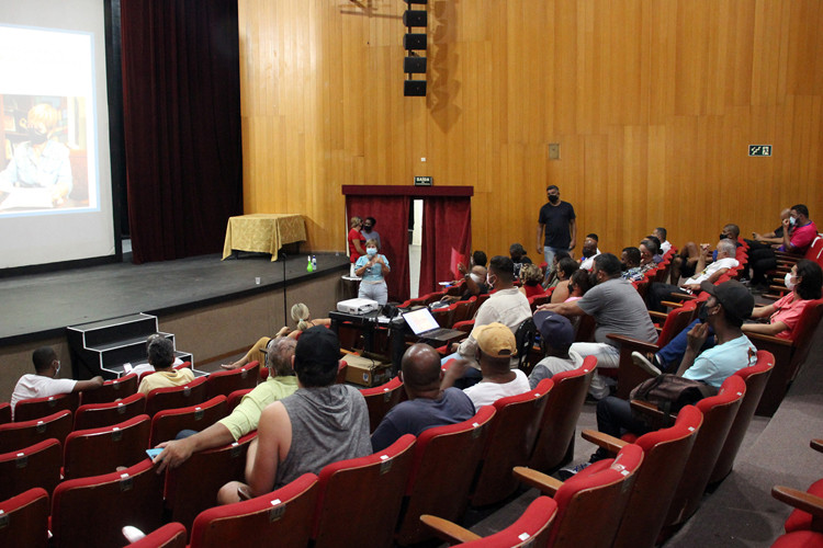 Desfile de lideranas carnavalescas com presidente da FCJOL em 16/02
