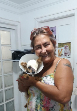 M�nica com um dos amimais que resgatou ao longo dos anos