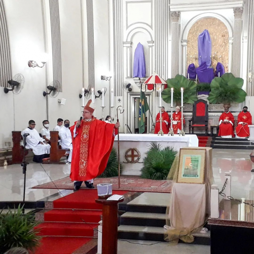 Dom Roberto Francisco celebrou a Missa de Ramos no ltimo domingo